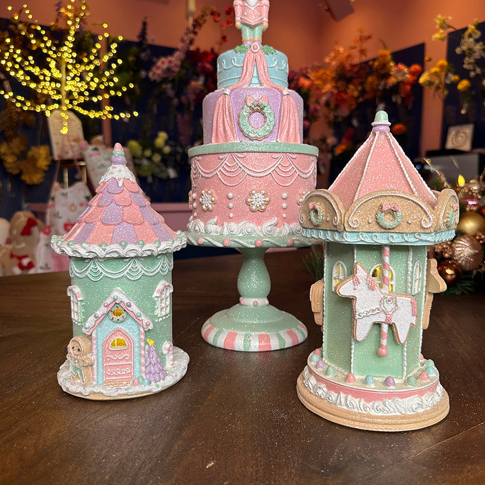 Viv! Christmas Kerstbeeld - Gingerbread Huisje met Snoep incl. LED Verlichting - pastel - roze groen - 21cm