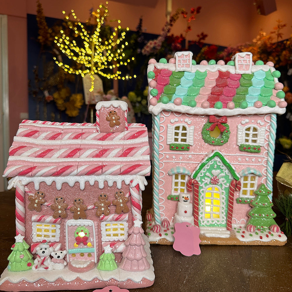 Viv! Christmas Kerstbeeld - Gingerbread Huis van Klei met Marshmallow Beertjes incl. LED Verlichting - pastel roze - 23cm