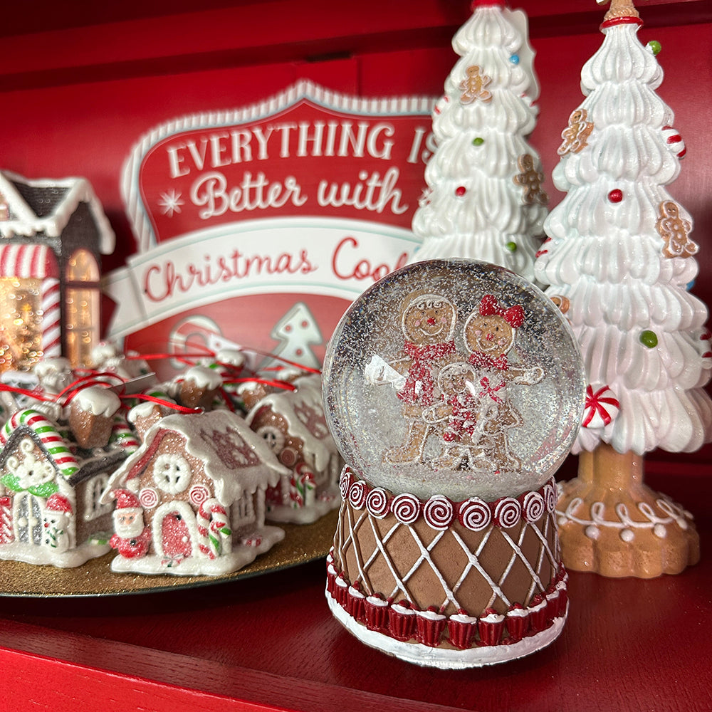 Viv! Christmas Kerst Sneeuwbol incl. Muziekdoos - Gingerbread Koekjes Familie - rood wit bruin - 16cm