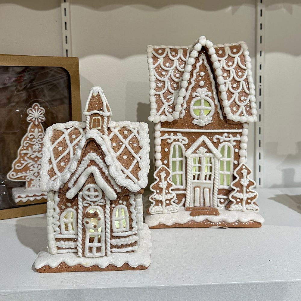 Viv! Christmas Kerstbeeld - Smal Gingerbread Huis van Klei met Icing Details incl. LED Verlichting - bruin wit - 28cm