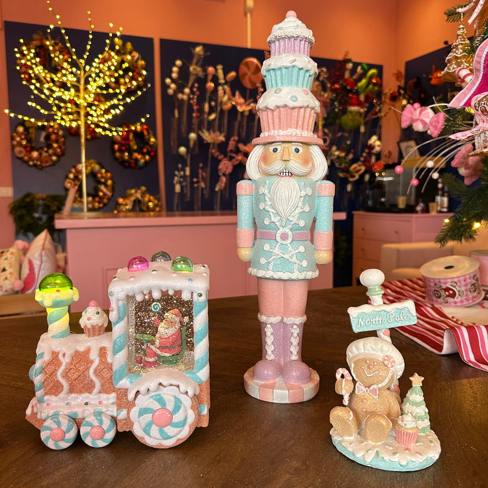 Viv! Christmas Kerst Sneeuwbol incl. LED - Gingerbread Trein met Kerstman - automatisch - pastel blauw - 18cm