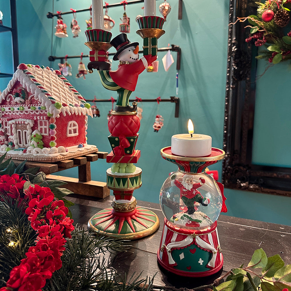 Viv! Christmas Kerst Sneeuwbol incl. Muziek en LED + Kandelaar - Circus Kerstman - rood groen - 19cm