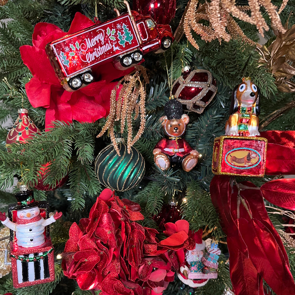 Viv! Christmas Kerstornament - Speelgoedhond - glas - bruin rood groen - 14cm