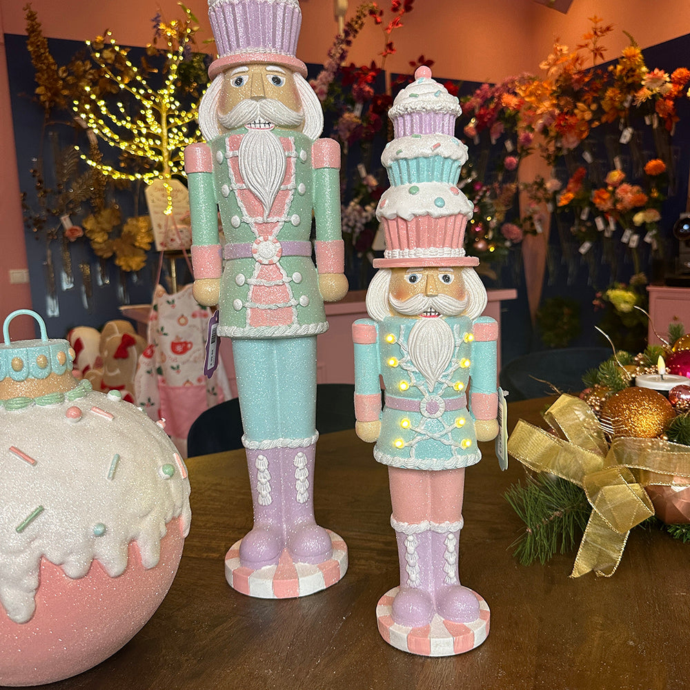 Viv! Christmas Kerstbeeld - Kerst Notenkraker incl. LED met Cupcakes - pastel - roze blauw - 46cm