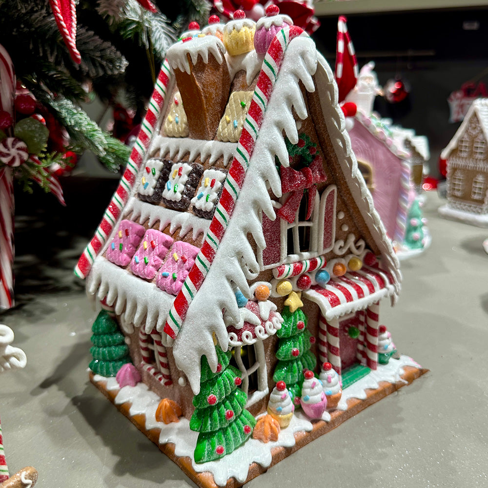 Viv! Christmas Kerstbeeld - Gingerbread Huis vol Snoepgoed en Koekjes incl. LED Verlichting - rood roze bruin - 19cm