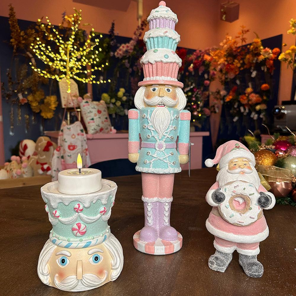 Viv! Christmas Kerstbeeld - Kerst Notenkraker incl. LED met Cupcakes - pastel - roze blauw - 46cm