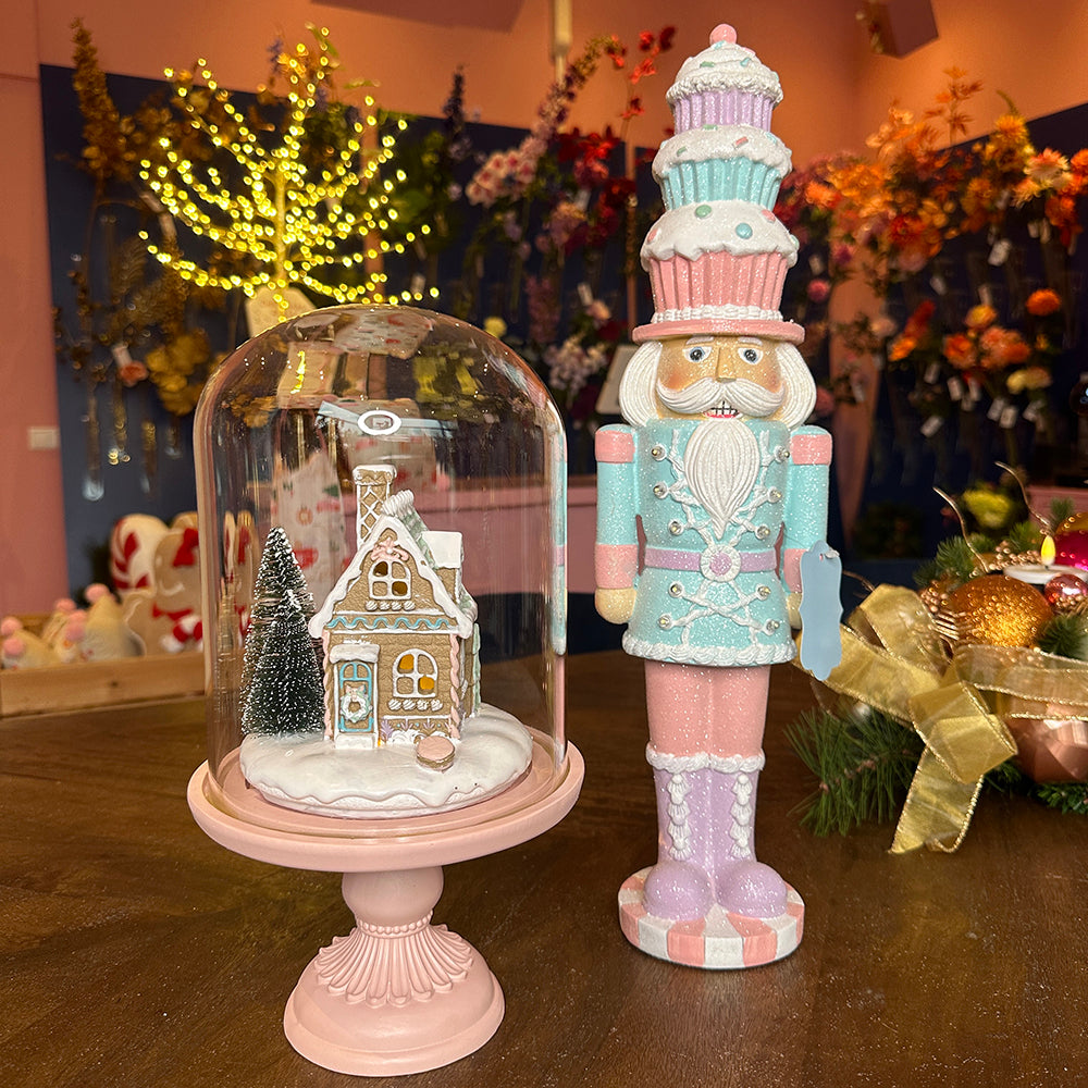 Viv! Christmas Kerstbeeld - Gingerbread Huis in Glazen Stolp incl. LED Verlichting - pastel roze - 30cm