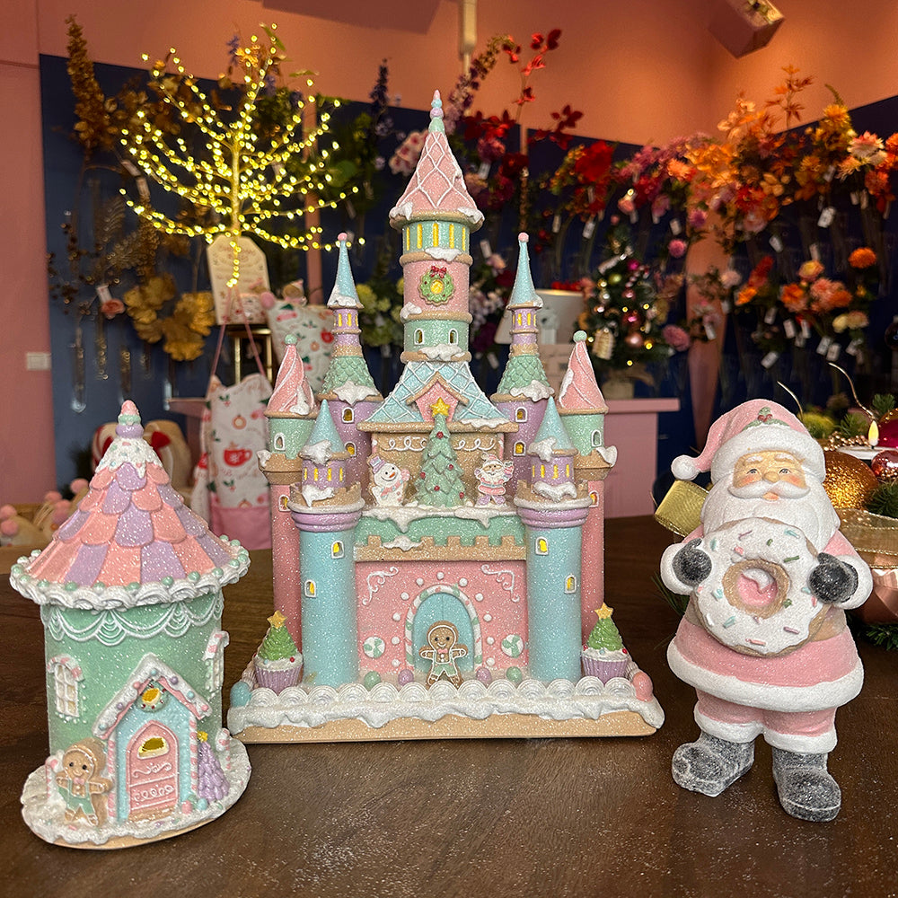 Viv! Christmas Kerstbeeld - Gingerbread Kasteel vol Snoepgoed incl. LED Verlichting - pastel - roze blauw - 42cm