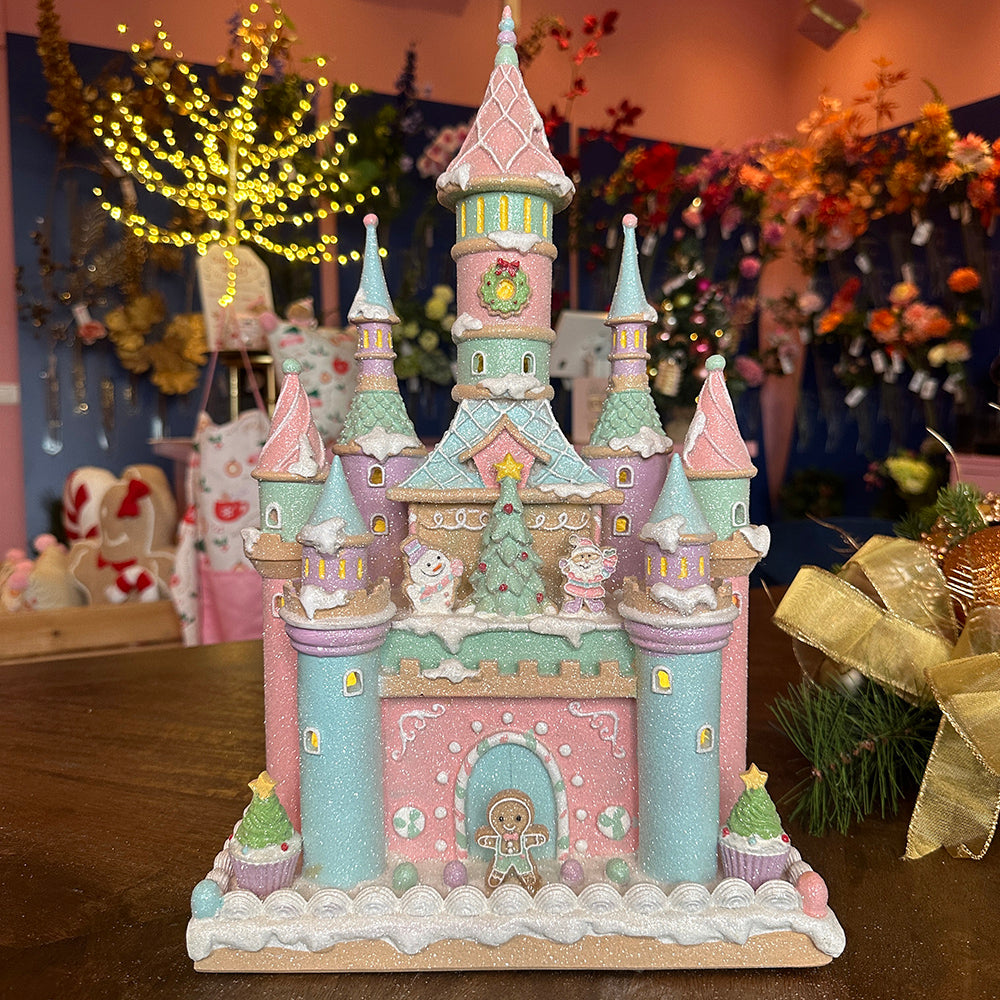 Viv! Christmas Kerstbeeld - Gingerbread Kasteel vol Snoepgoed incl. LED Verlichting - pastel - roze blauw - 42cm