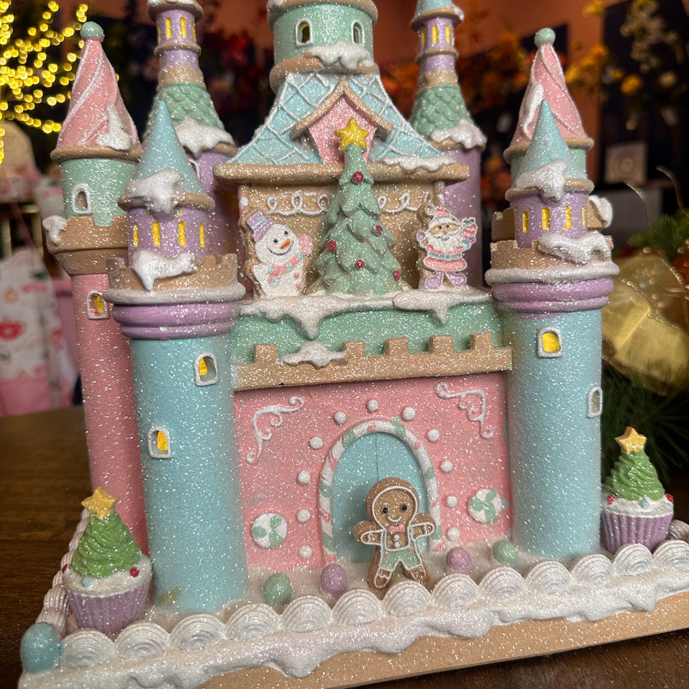 Viv! Christmas Kerstbeeld - Gingerbread Kasteel vol Snoepgoed incl. LED Verlichting - pastel - roze blauw - 42cm