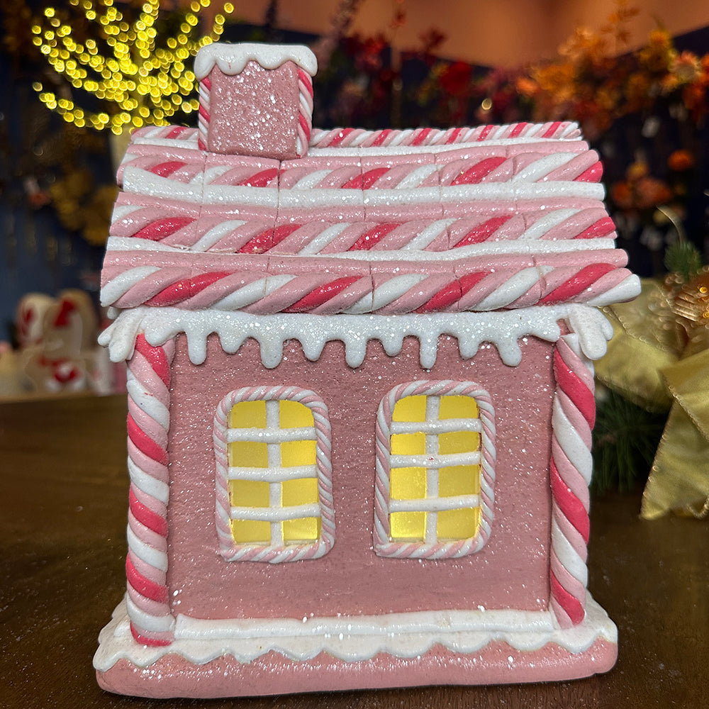 Viv! Christmas Kerstbeeld - Gingerbread Huis van Klei met Marshmallow Beertjes incl. LED Verlichting -  pastel roze - 23cm