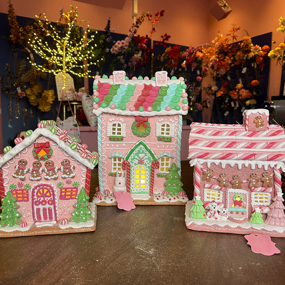 Viv! Christmas Kerstbeeld - Gingerbread Huis van Klei met Marshmallow Beertjes incl. LED Verlichting -  pastel roze - 23cm