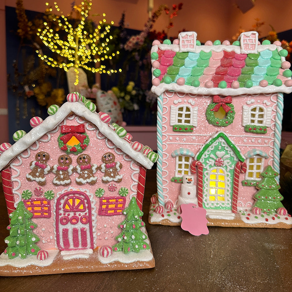 Viv! Christmas Kerstbeeld - Gingerbread Mannetjes Huis van Klei incl. LED Verlichting -  pastel roze - 22cm