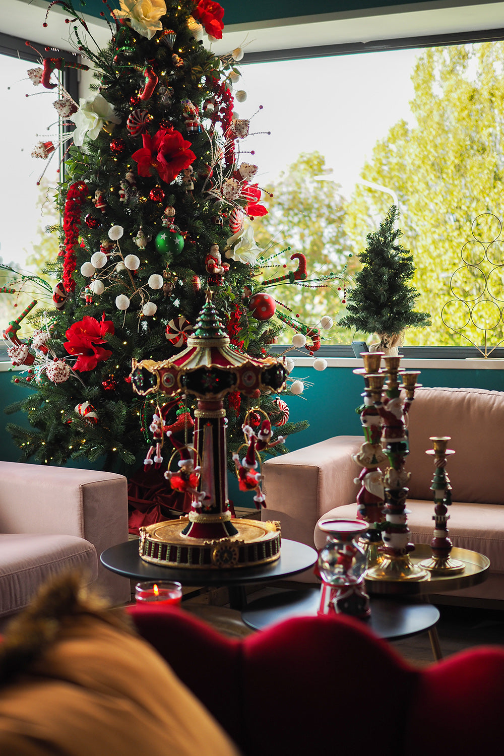 Katherine's Collection Kerstdecoratie - Draaimolen Twelve Days of Christmas - vijf gouden ringen met kerstelfjes - rood groen goud - 64cm - collector's item