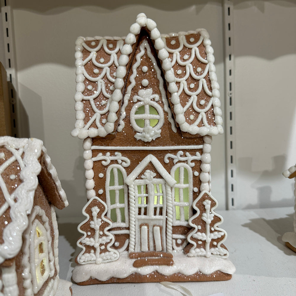 Viv! Christmas Kerstbeeld - Smal Gingerbread Huis van Klei met Icing Details incl. LED Verlichting - bruin wit - 28cm