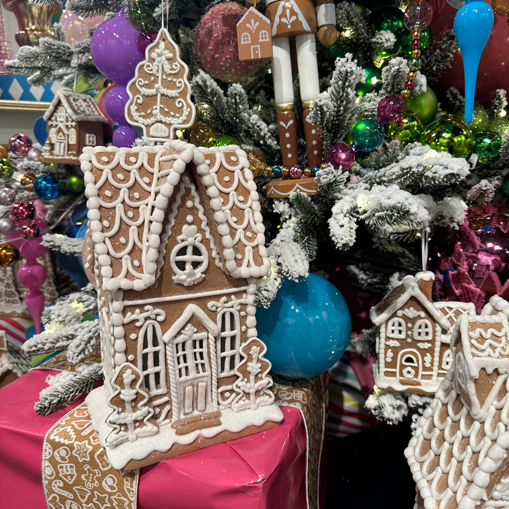 Viv! Christmas Kerstbeeld - Smal Gingerbread Huis van Klei met Icing Details incl. LED Verlichting - bruin wit - 28cm