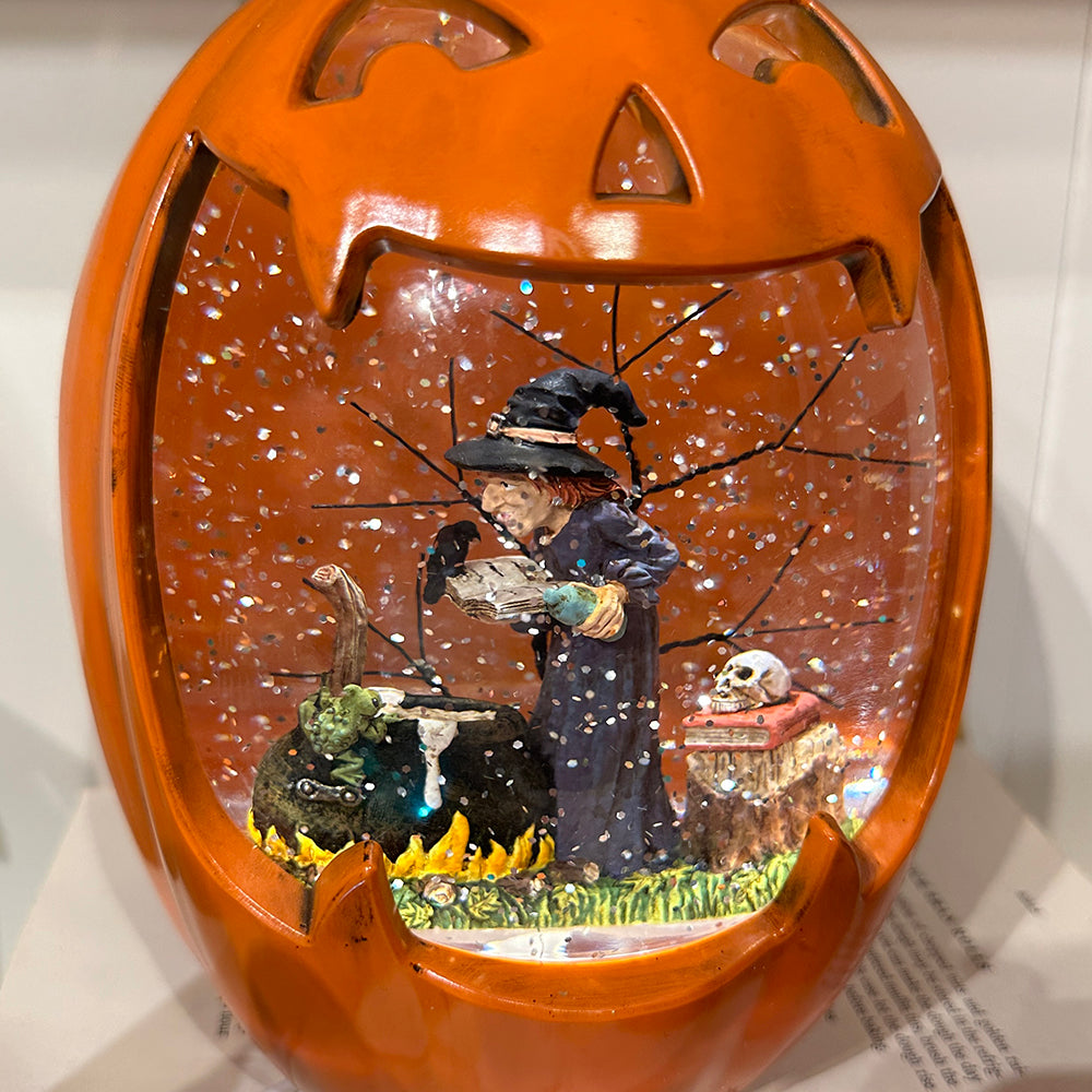 Viv! Christmas Halloween Sneeuwbol incl. LED - Brouwende Heks in Pompoen - automatisch - oranje - 21,5cm
