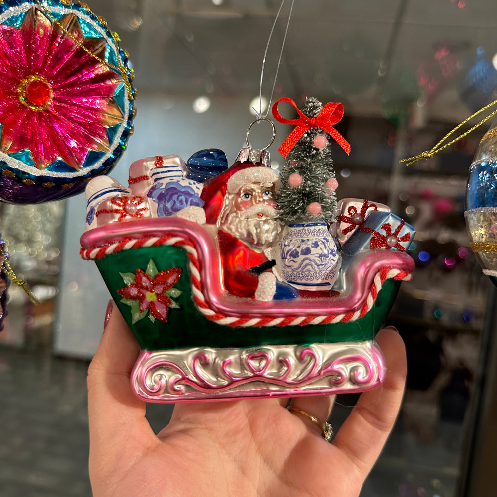 Viv! Christmas Kerstornament - Chinoiserie Slee met Kerstman en Cadeaus - glas - groen roze rood - 11cm