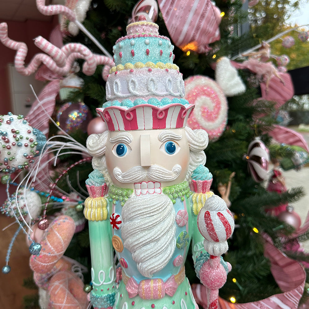 Viv! Christmas Kerstbeeld - Kerst Notenkraker Taart en Snoep - pastel - roze groen - 55cm