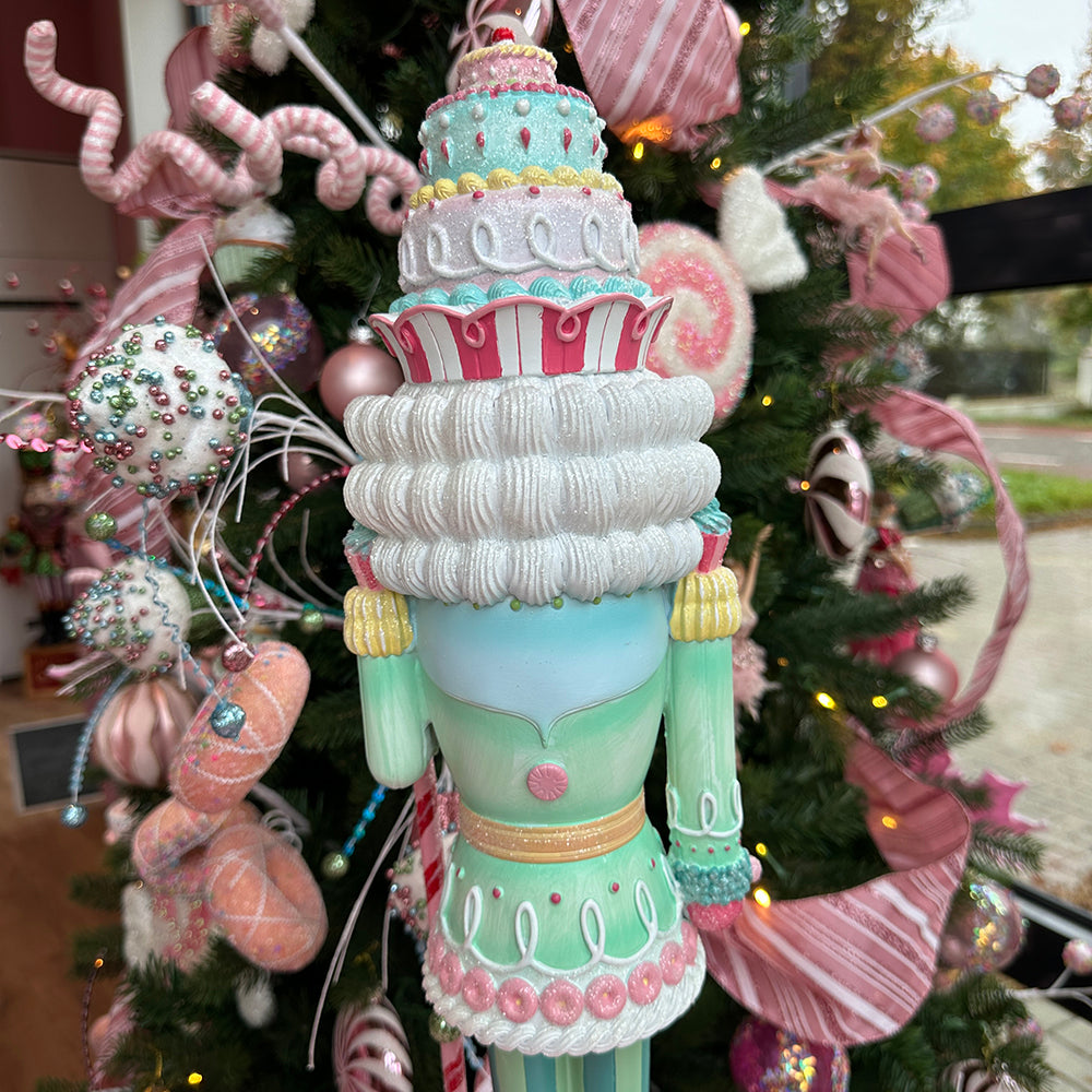 Viv! Christmas Kerstbeeld - Kerst Notenkraker Taart en Snoep - pastel - roze groen - 55cm