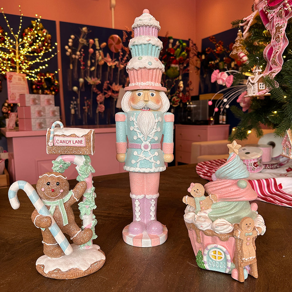 Viv! Christmas Kerstbeeld - Kerst Notenkraker met Cupcakes - pastel - roze blauw - 46cm