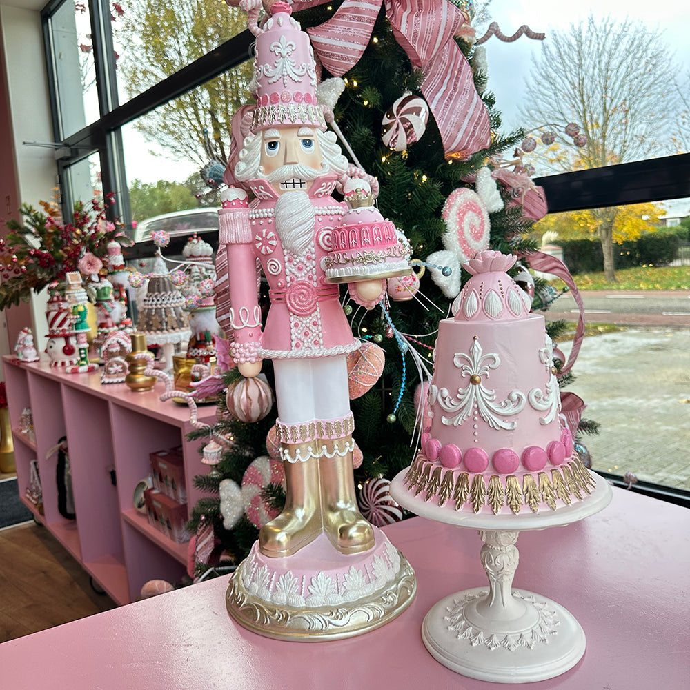 Viv! Christmas Kerstbeeld - Gedecoreerde Macaron Taart op Wit Taartplateau - roze wit - 42cm