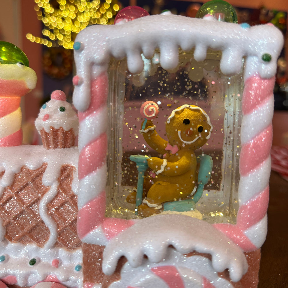 Viv! Christmas Kerst Sneeuwbol incl. LED - Gingerbread Trein met Peperkoekmannetje  - automatisch - pastel roze - 18cm