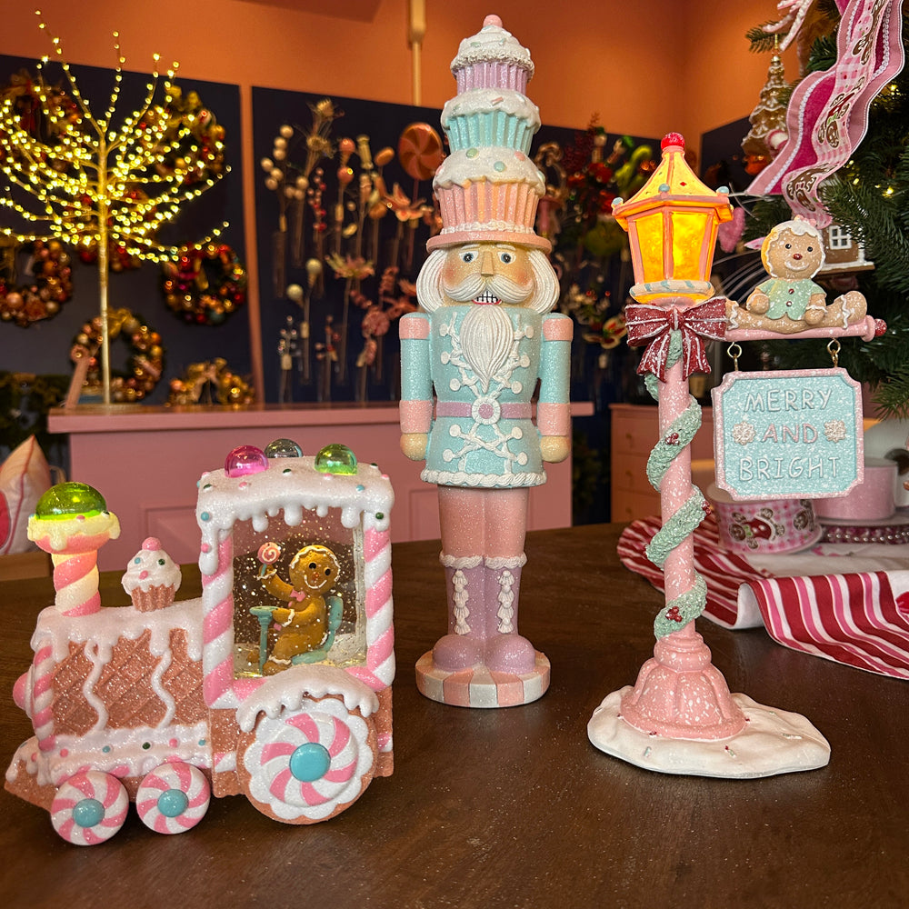 Viv! Christmas Kerst Sneeuwbol incl. LED - Gingerbread Trein met Peperkoekmannetje  - automatisch - pastel roze - 18cm