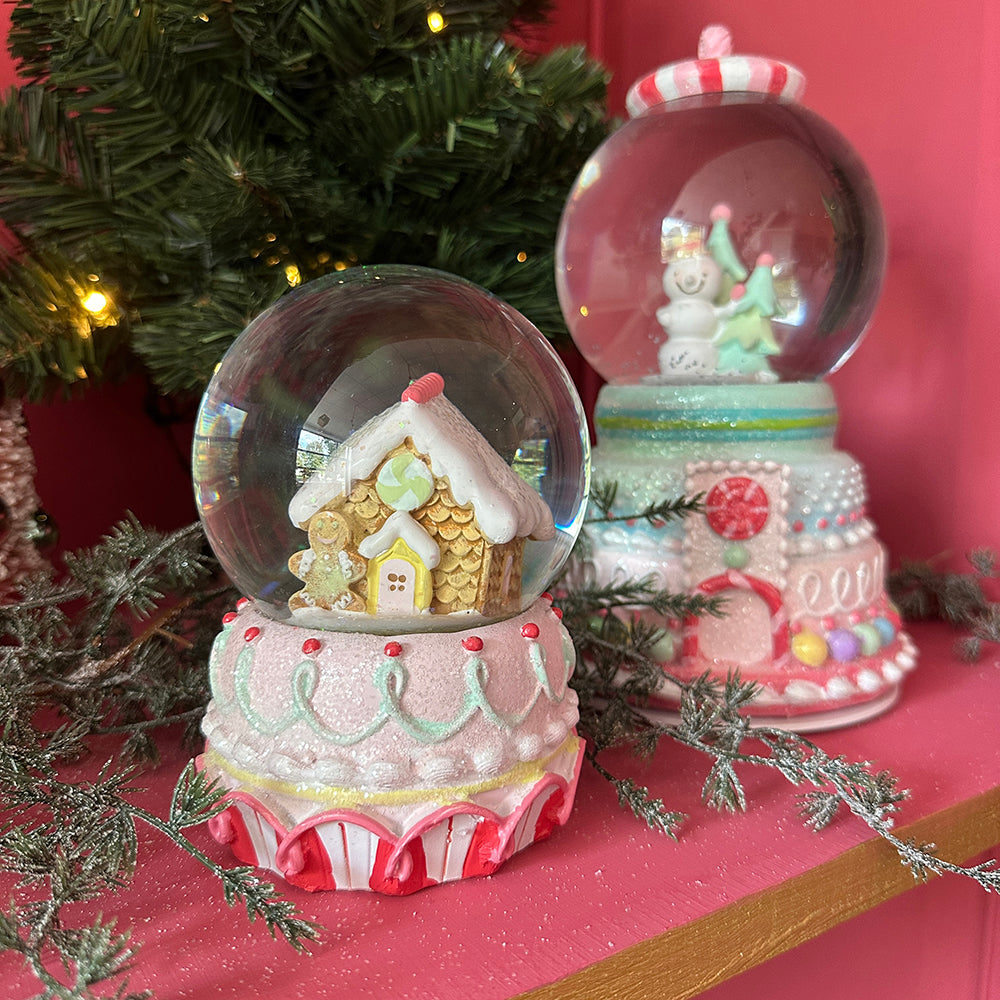 Viv! Christmas Kerstbeeld- Kerst Sneeuwbol Gingerbread Huis - pastel - roze - 15cm