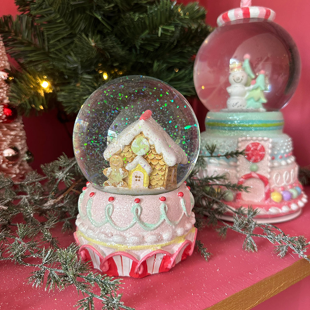 Viv! Christmas Kerstbeeld- Kerst Sneeuwbol Gingerbread Huis - pastel - roze - 15cm