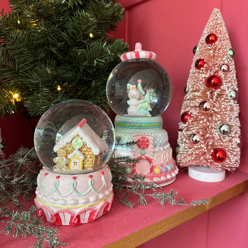 Viv! Christmas Kerstbeeld- Kerst Sneeuwbol Gingerbread Huis - pastel - roze - 15cm