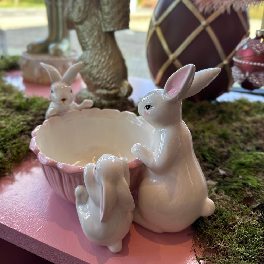 Viv! Christmas Paasservies - Bloemvormig Schaaltje met Drie Konijntjes - keramiek - pasen - roze - 27cm