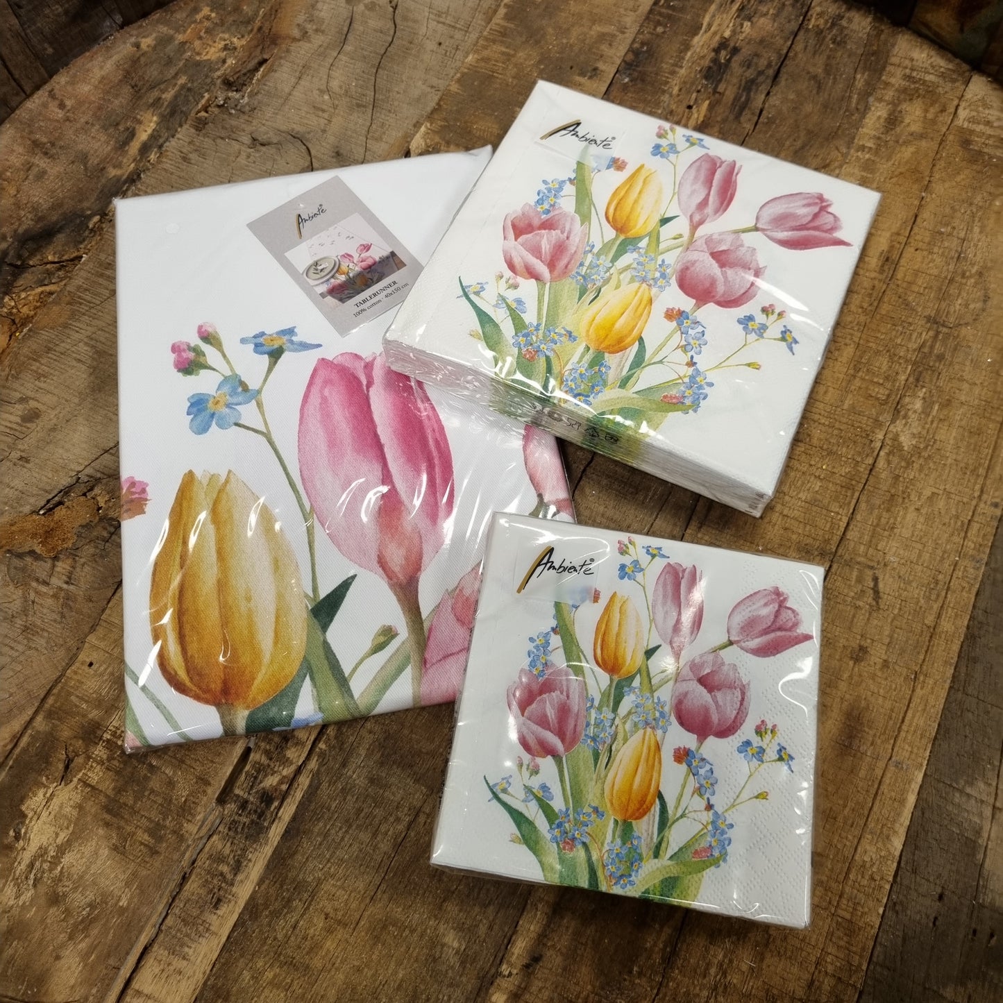 Ambiente servetten en tafelloper - Tulpenboeket - 2 pakjes 33x33cm en 25x25cm - tafelloper 40x150cm - wit roze blauw geel groen - voorjaarsbloemen - Pasen