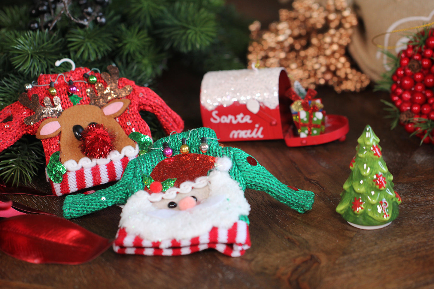 Viv! Christmas Kerstornament - Gebreide kersttruien - Kerstman en rendier - set van 2 - rood groen - groot - 21cm