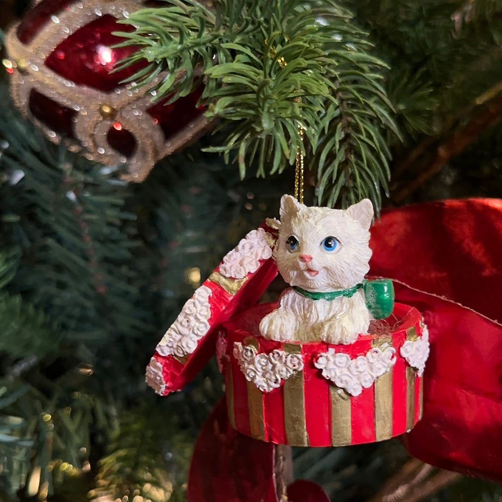 Viv! Christmas Kerstornament - Kat in hoedendoos - rood wit - 6cm
