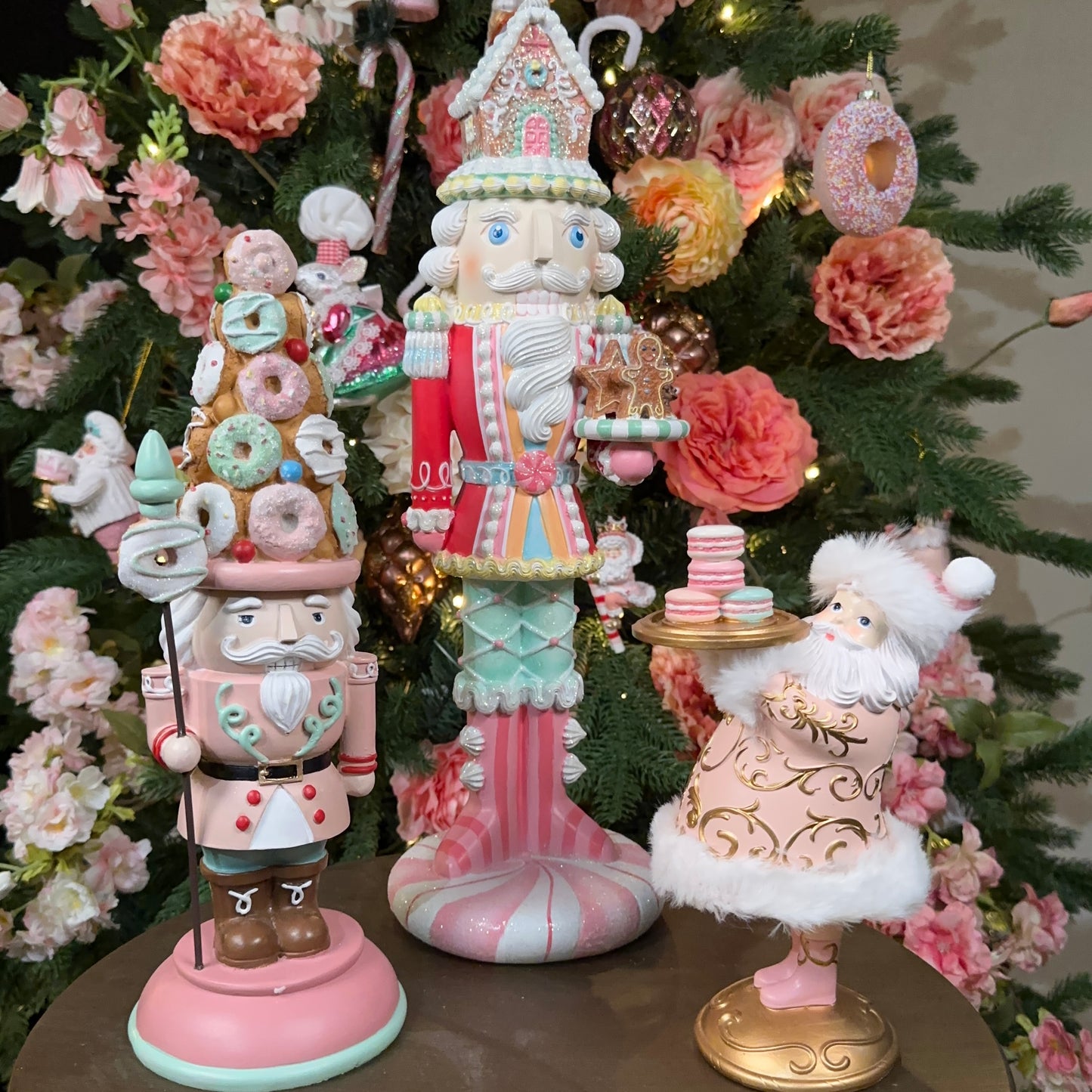 Viv! Christmas Kerst Decoratiebeeld - Kerstman met macaron - roze wit goud - 22cm