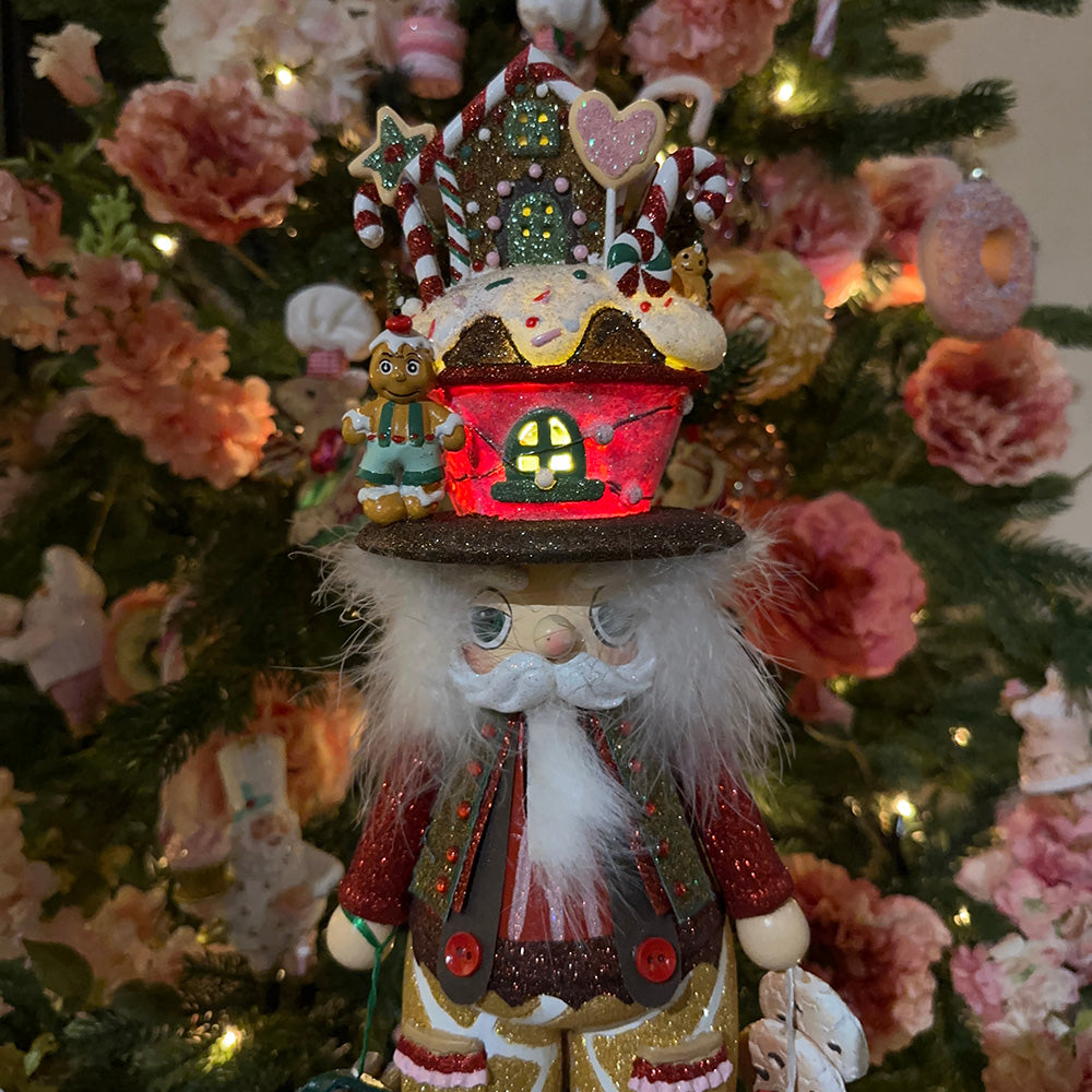 Kurt S. Adler Kerst Decoratiebeeld - Hollywood Collection™ Notenkraker Gingerbread Huis Inclusief LED Verlichting - bruin rood wit - 46cm