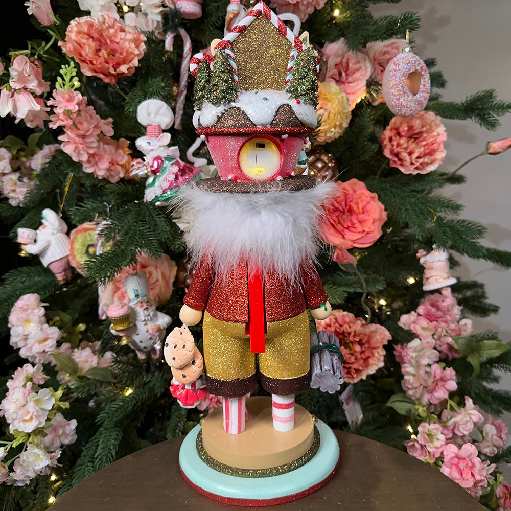 Kurt S. Adler Kerst Decoratiebeeld - Hollywood Collection™ Notenkraker Gingerbread Huis Inclusief LED Verlichting - bruin rood wit - 46cm