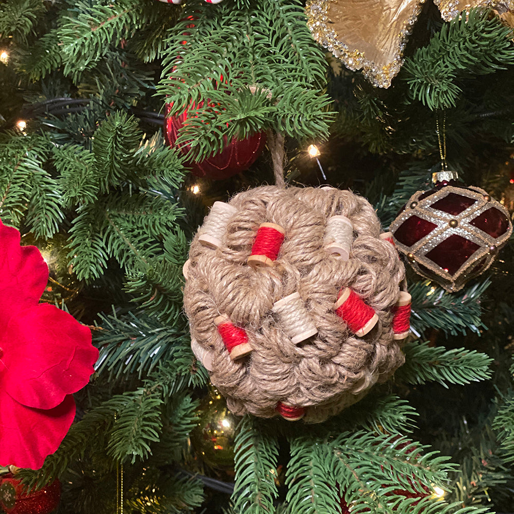 Viv! Christmas Kerstbal - Touw en garenklosjes - bruin rood - groot - 13cm