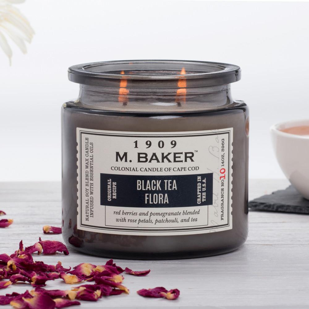 Colonial Candle - M. Baker Black Tea Flora - Rode Bessen, Granaatappel, Rozenblaadjes, Patchouli, zwarte thee - Viv! Home Luxuries