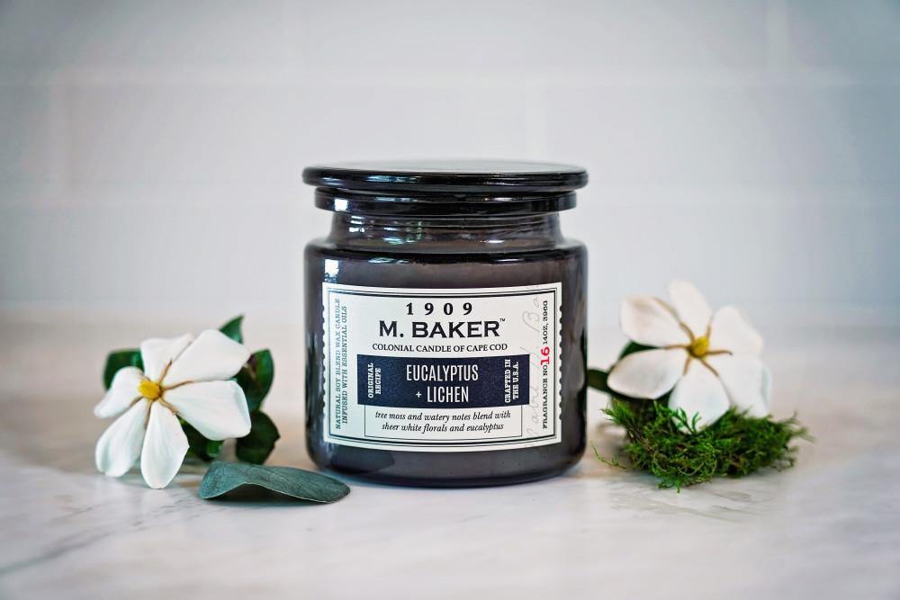 Colonial Candle - M. Baker Eucalyptus Lichen - Boommos, witte bloemen en eucalyptus - Viv! Home Luxuries