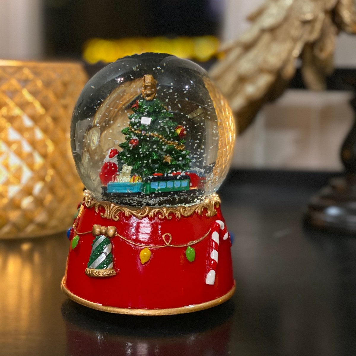 Viv! Home Luxuries Kerst Sneeuwbol incl. muziekdoos - Kerstman in kersttrein - rood - 14cm - Viv! Home Luxuries