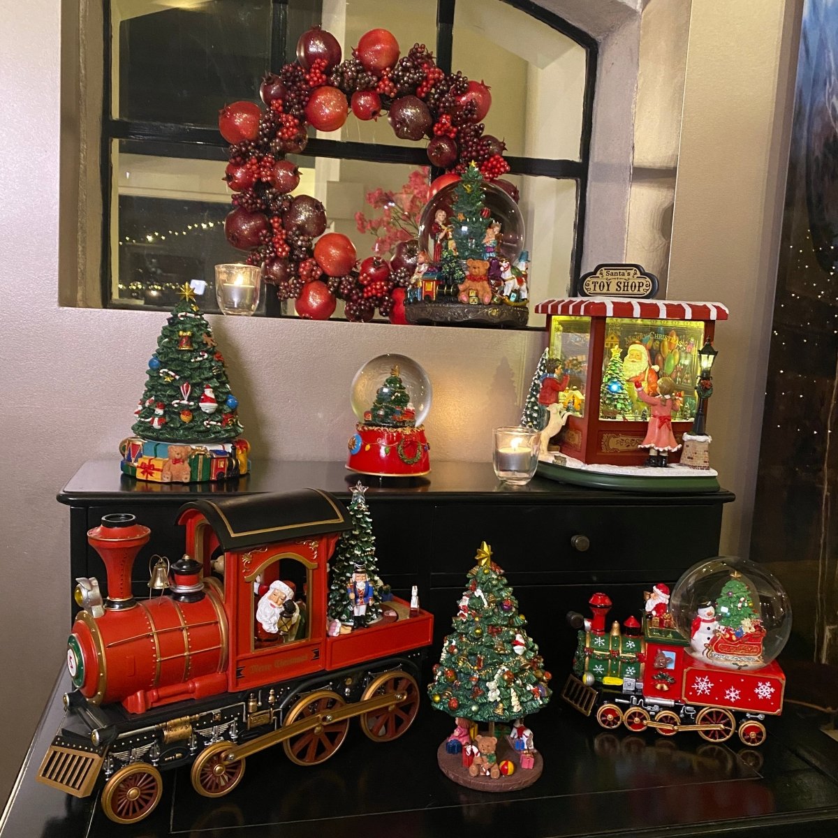 Viv! Home Luxuries Kerst Sneeuwbol incl. muziekdoos - Kerstman in kersttrein - rood - 14cm - Viv! Home Luxuries
