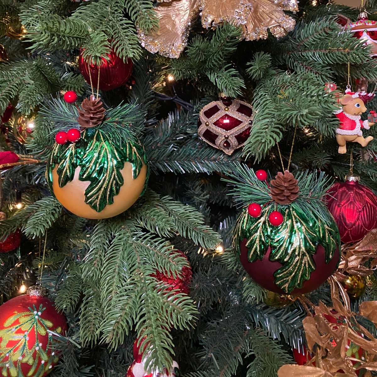 Viv! Home Luxuries Kerstbal - Dennenappel en dennentak - set van 2 - glas - rood groen - 10cm - Viv! Home Luxuries