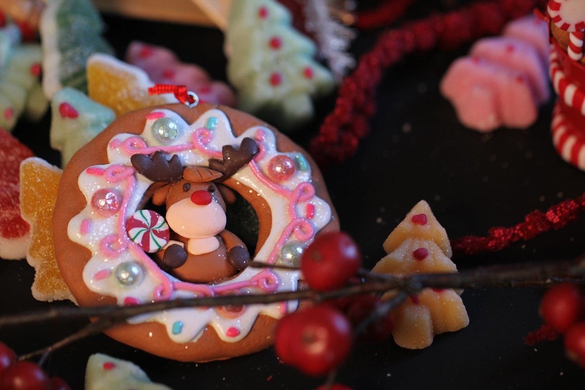 Viv! Home Luxuries Kerstornament - Donut kerstman en rendier - set van 2 - bruin roze wit - 8,5cm - Viv! Home Luxuries