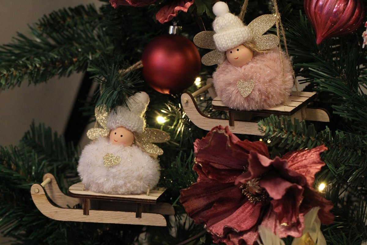 Viv! Home Luxuries Kerstornament - Engel op slee - set van 2 - hout - roze wit - 13cm - Viv! Home Luxuries