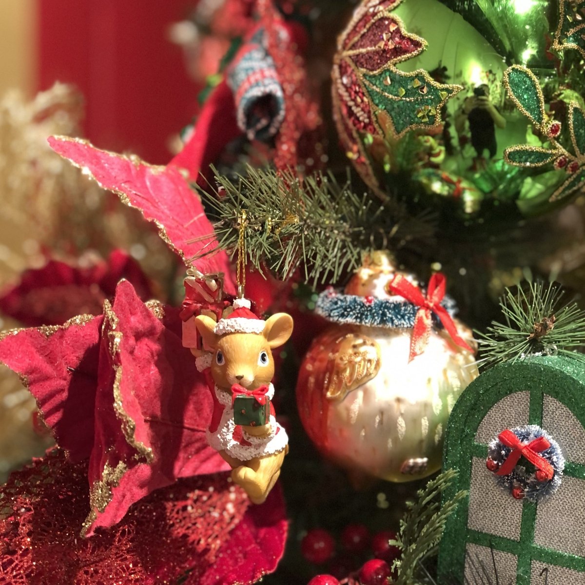 Viv! Home Luxuries Kerstornament - muisje in kerstpak - set van 2 - rood bruin - 9cm - Viv! Home Luxuries